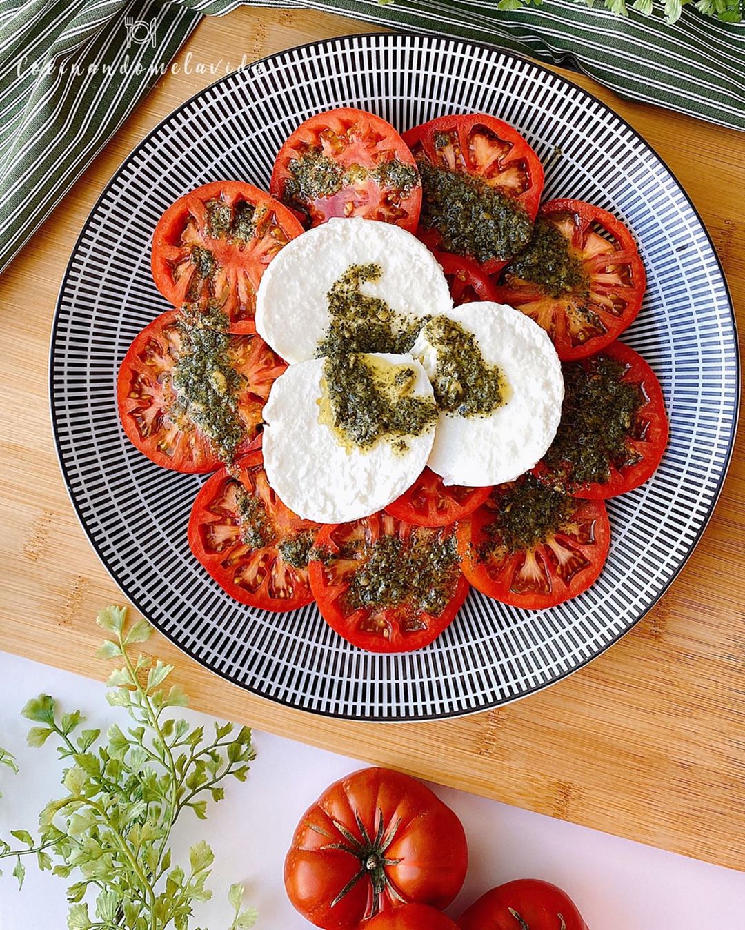 TOMATES RAF CON MOZZARELLA DE BÚFALA Y PESTO