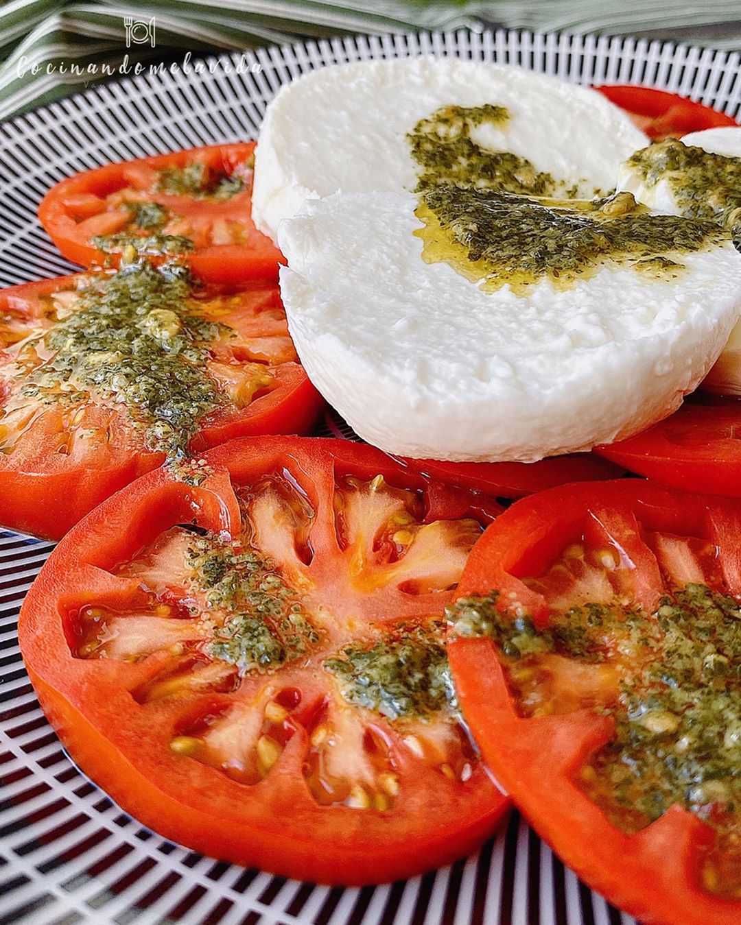 TOMATES RAF CON MOZZARELLA DE BÚFALA Y PESTO