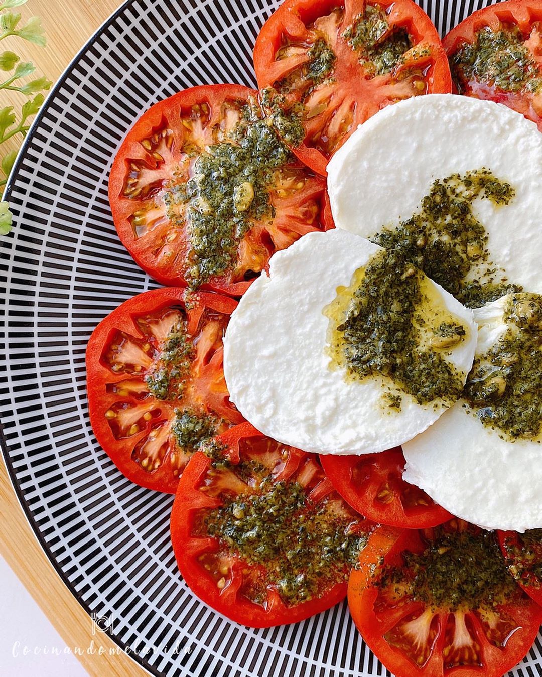 TOMATES RAF CON MOZZARELLA DE BÚFALA Y PESTO
