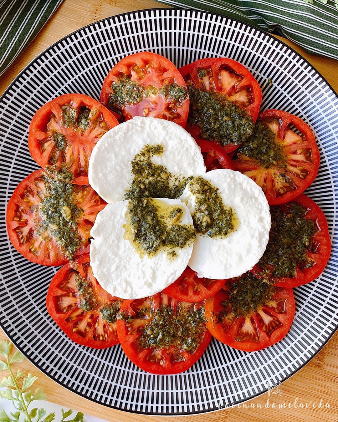 TOMATES RAF CON MOZZARELLA DE BÚFALA Y PESTO