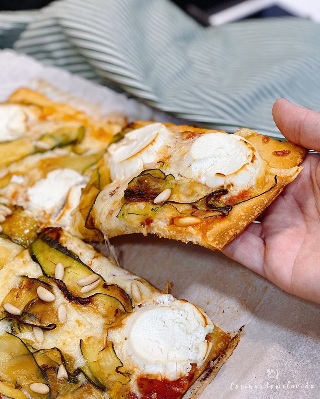 PIZZA CON CALABACÍN Y QUESO DE CABRA