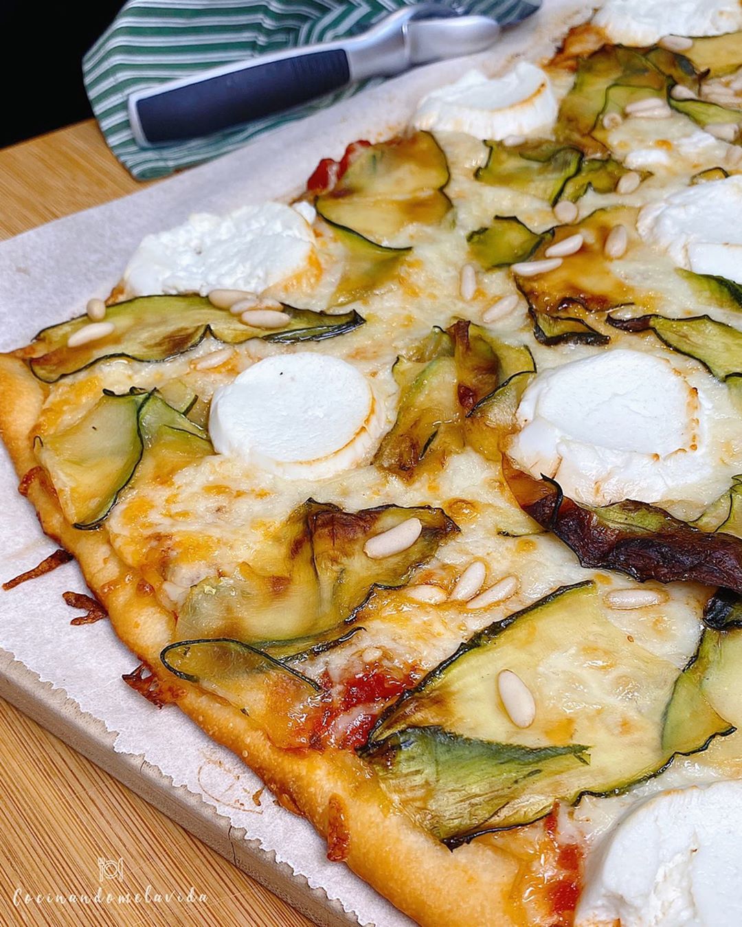 PIZZA CON CALABACÍN Y QUESO DE CABRA