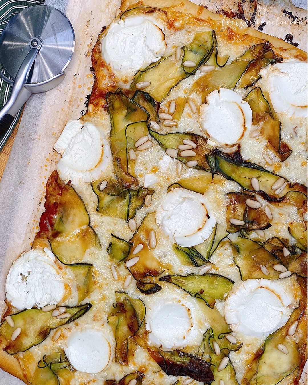 PIZZA CON CALABACÍN Y QUESO DE CABRA