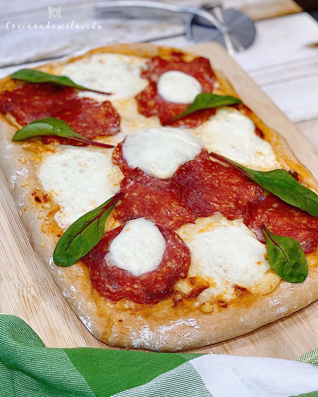 PIZZA DE ESPELTA CON SALAMI Y MOZZARELLA DE BÚFALA