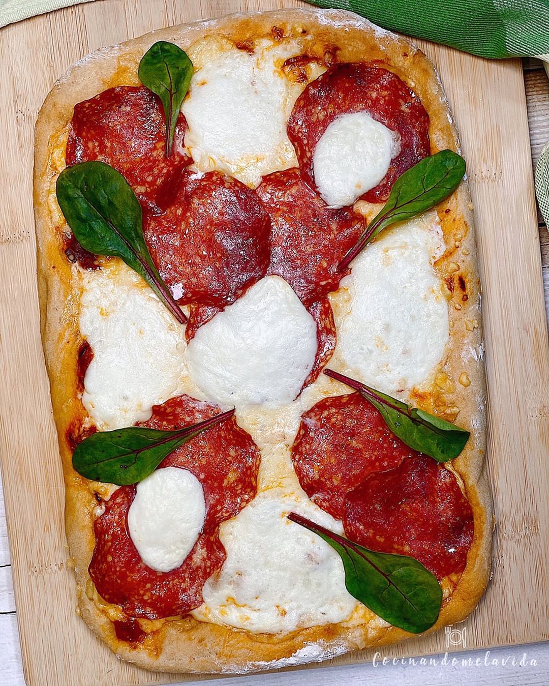 PIZZA DE ESPELTA CON SALAMI Y MOZZARELLA DE BÚFALA