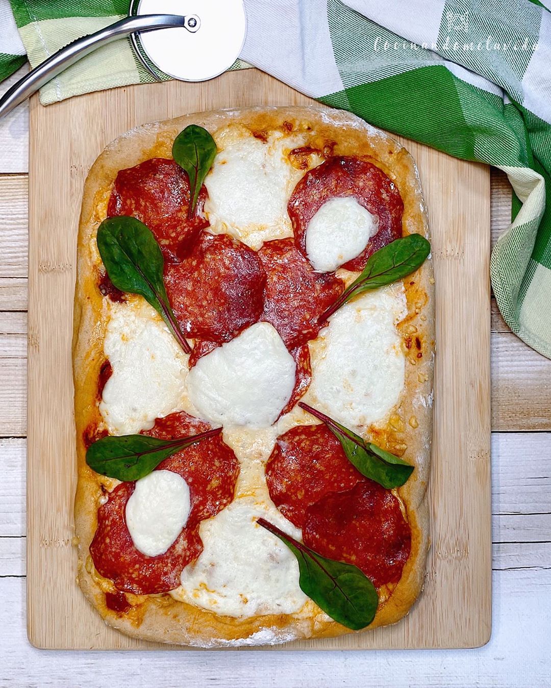PIZZA DE ESPELTA CON SALAMI Y MOZZARELLA DE BÚFALA