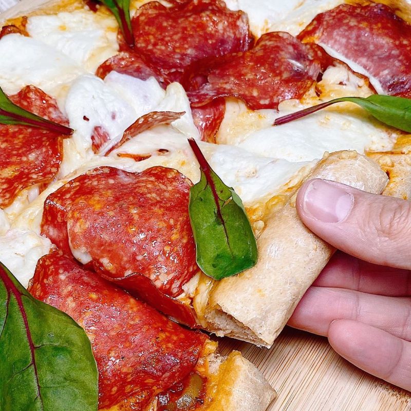 PIZZA DE ESPELTA CON SALAMI Y MOZZARELLA DE BÚFALA