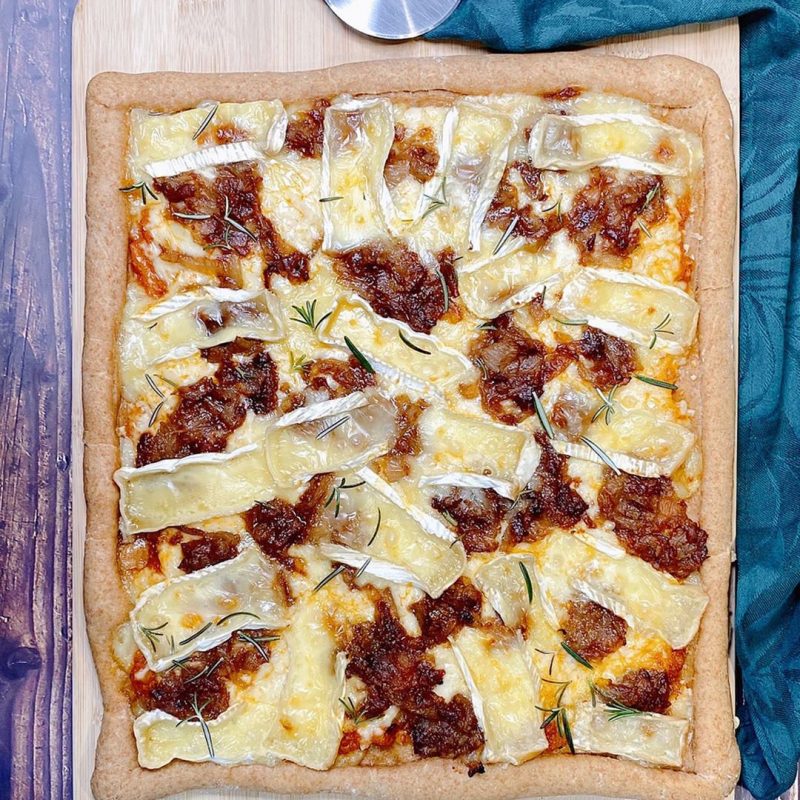 PIZZA CON CEBOLLA CARAMELIZADA Y QUESO BRIE