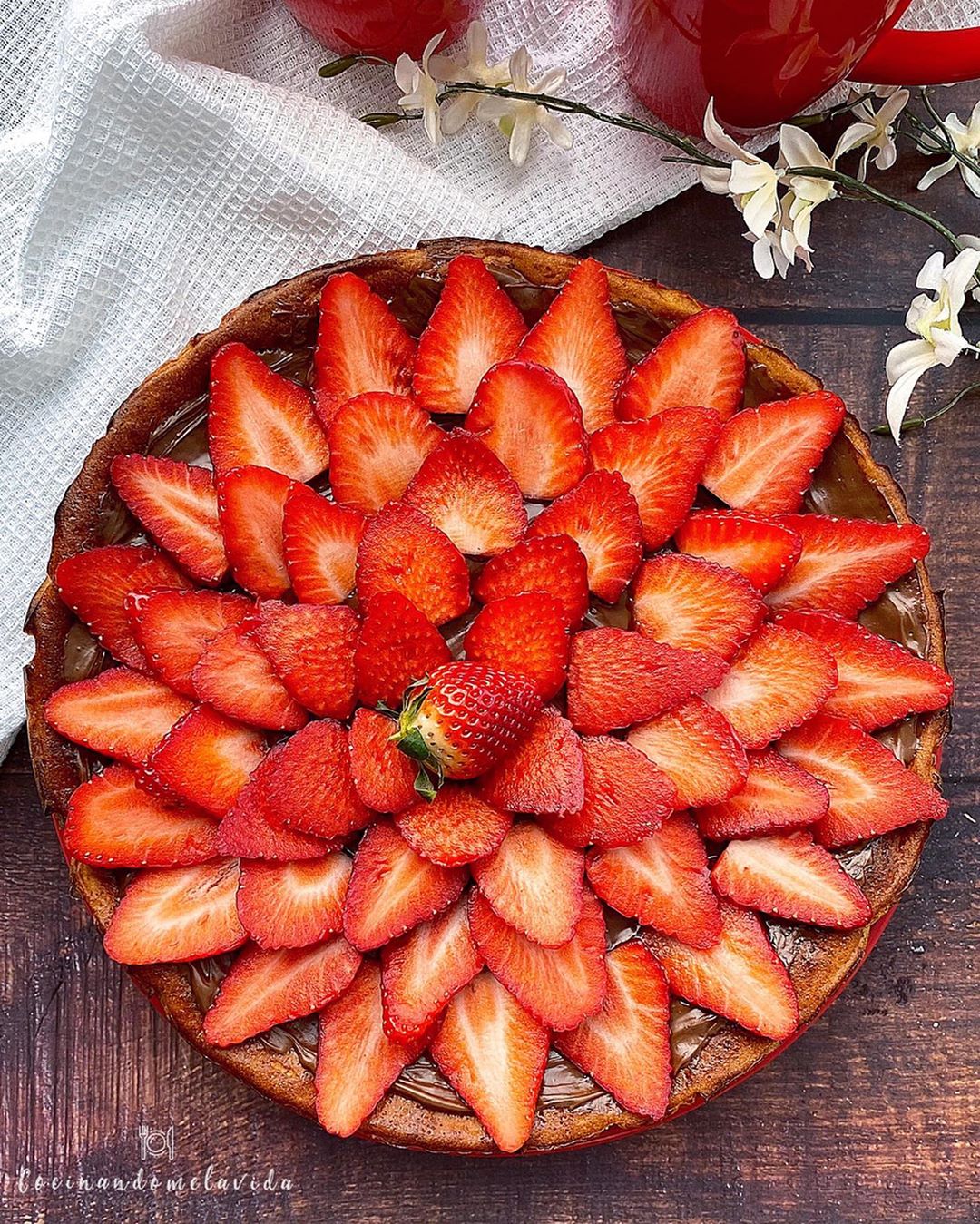 TARTA DE QUESO Y FRESAS CON CHOCOLATE