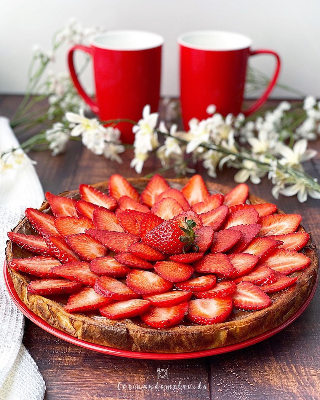 TARTA DE QUESO Y FRESAS CON CHOCOLATE