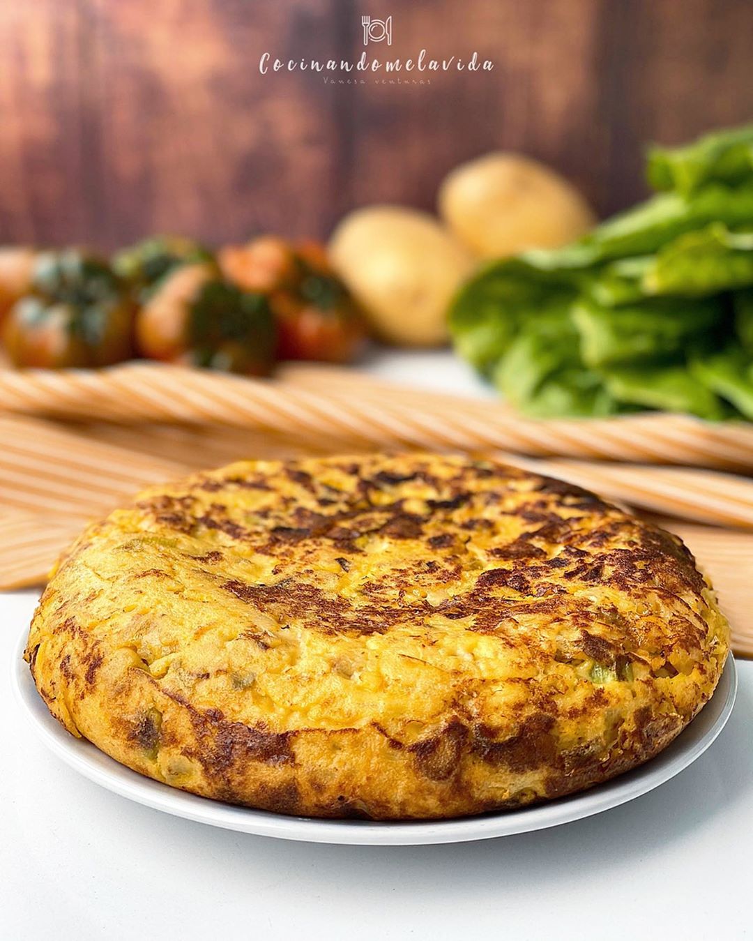 TORTILLA DE PATATAS Y AJOS TIERNOS
