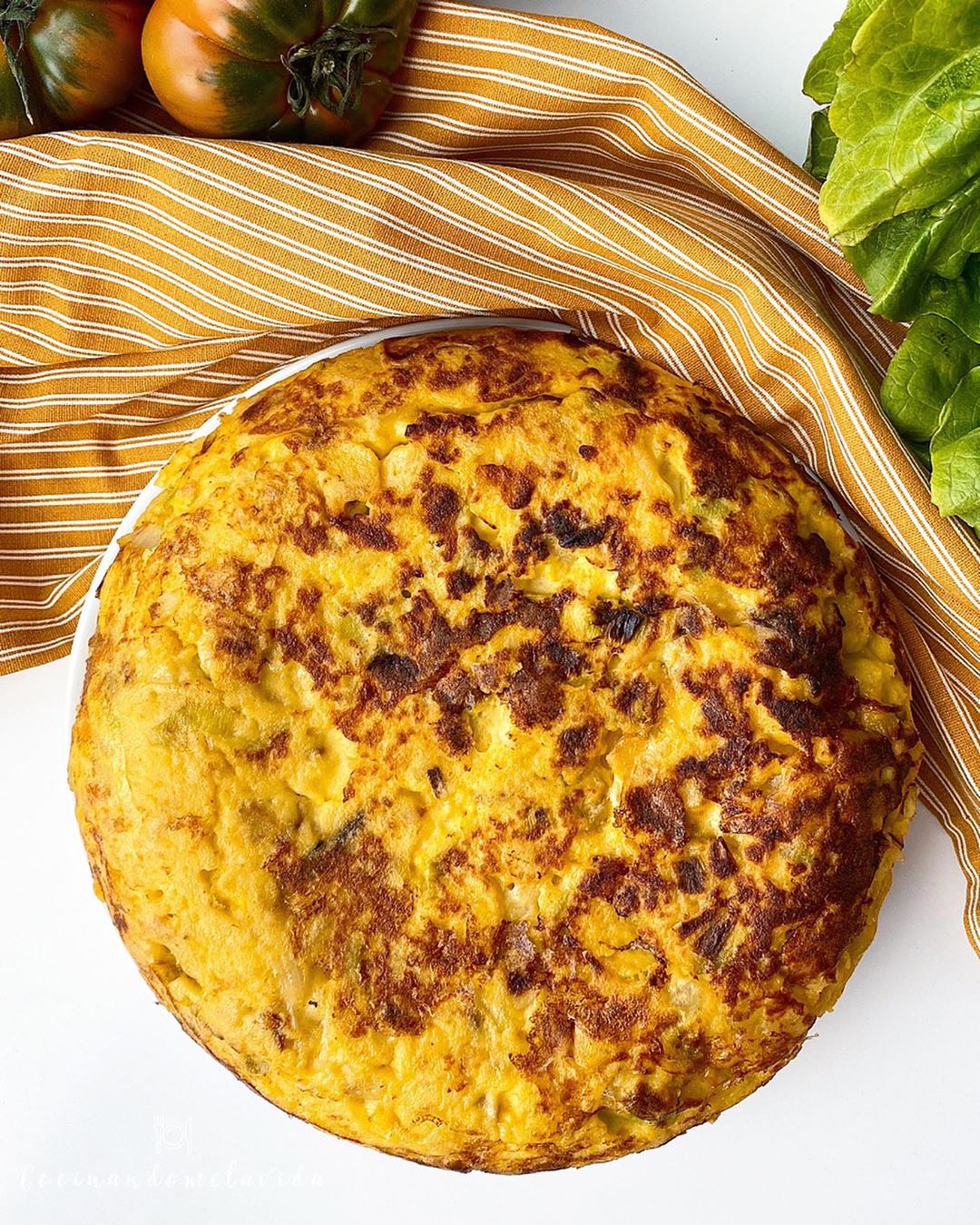TORTILLA DE PATATAS Y AJOS TIERNOS