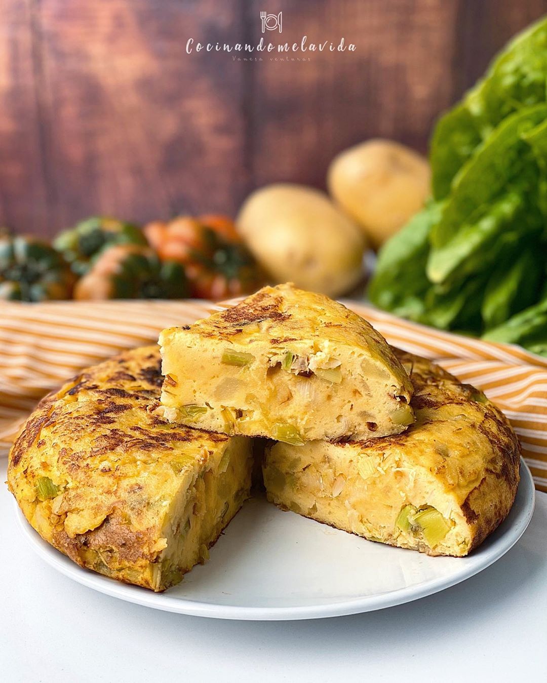 TORTILLA DE PATATAS Y AJOS TIERNOS