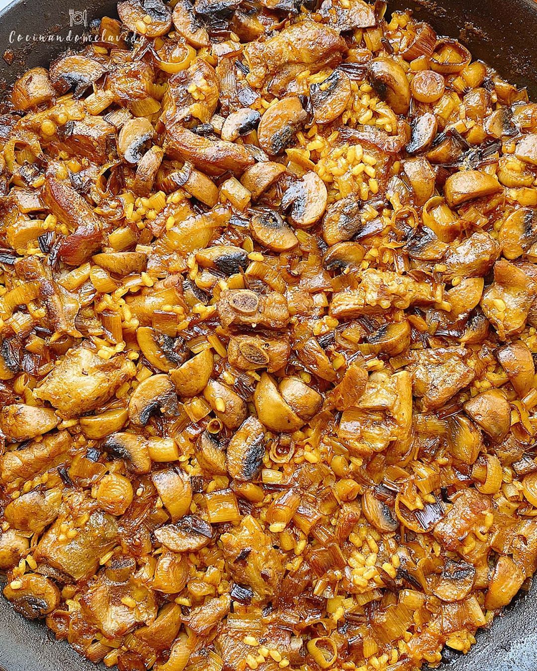 ARROZ CON COSTILLAS Y AJOS TIERNOS