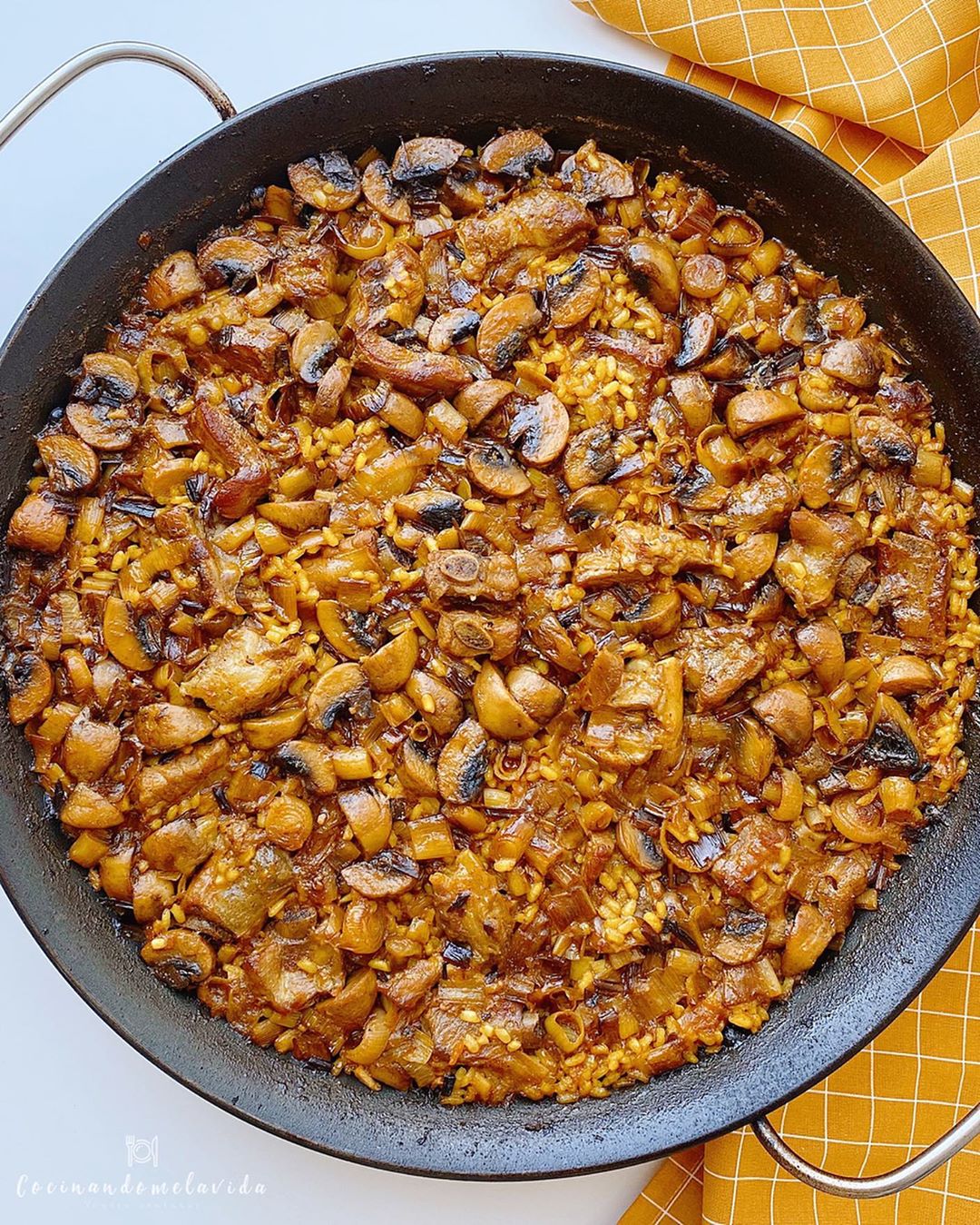 ARROZ CON COSTILLAS Y AJOS TIERNOS