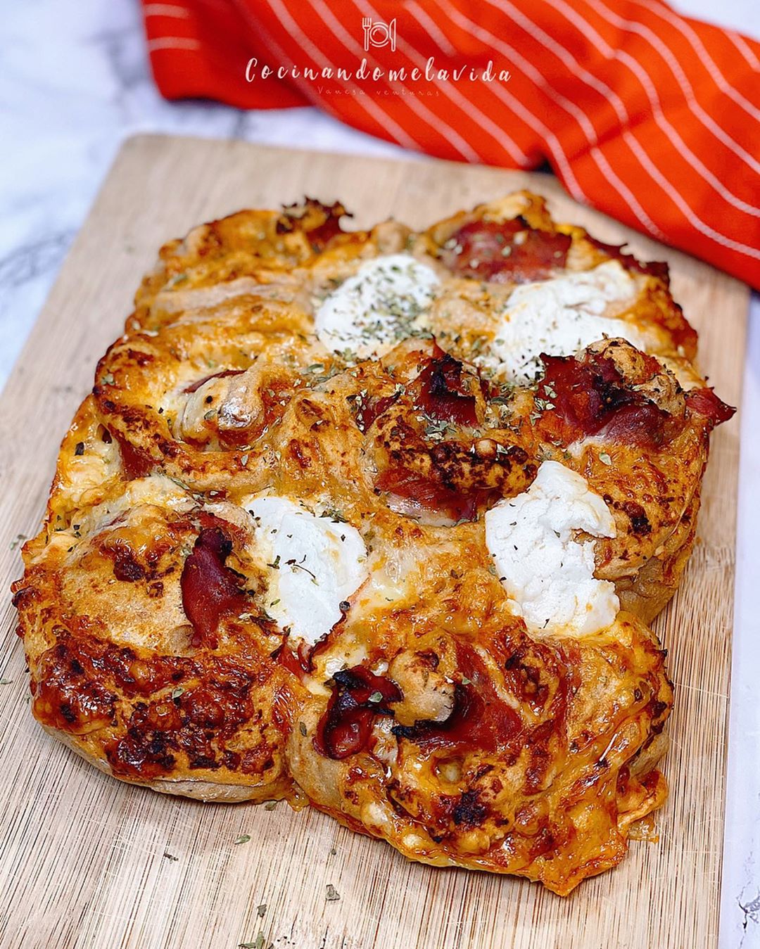 ROLLOS DE PIZZA CON JAMÓN Y QUESO