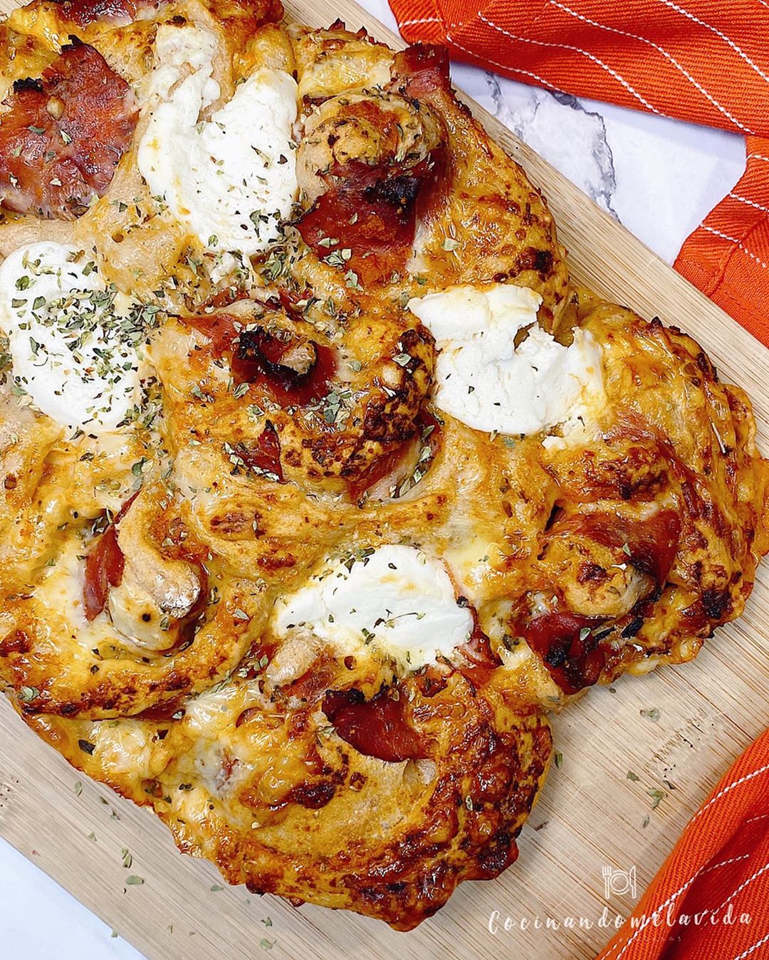 ROLLOS DE PIZZA CON JAMÓN Y QUESO