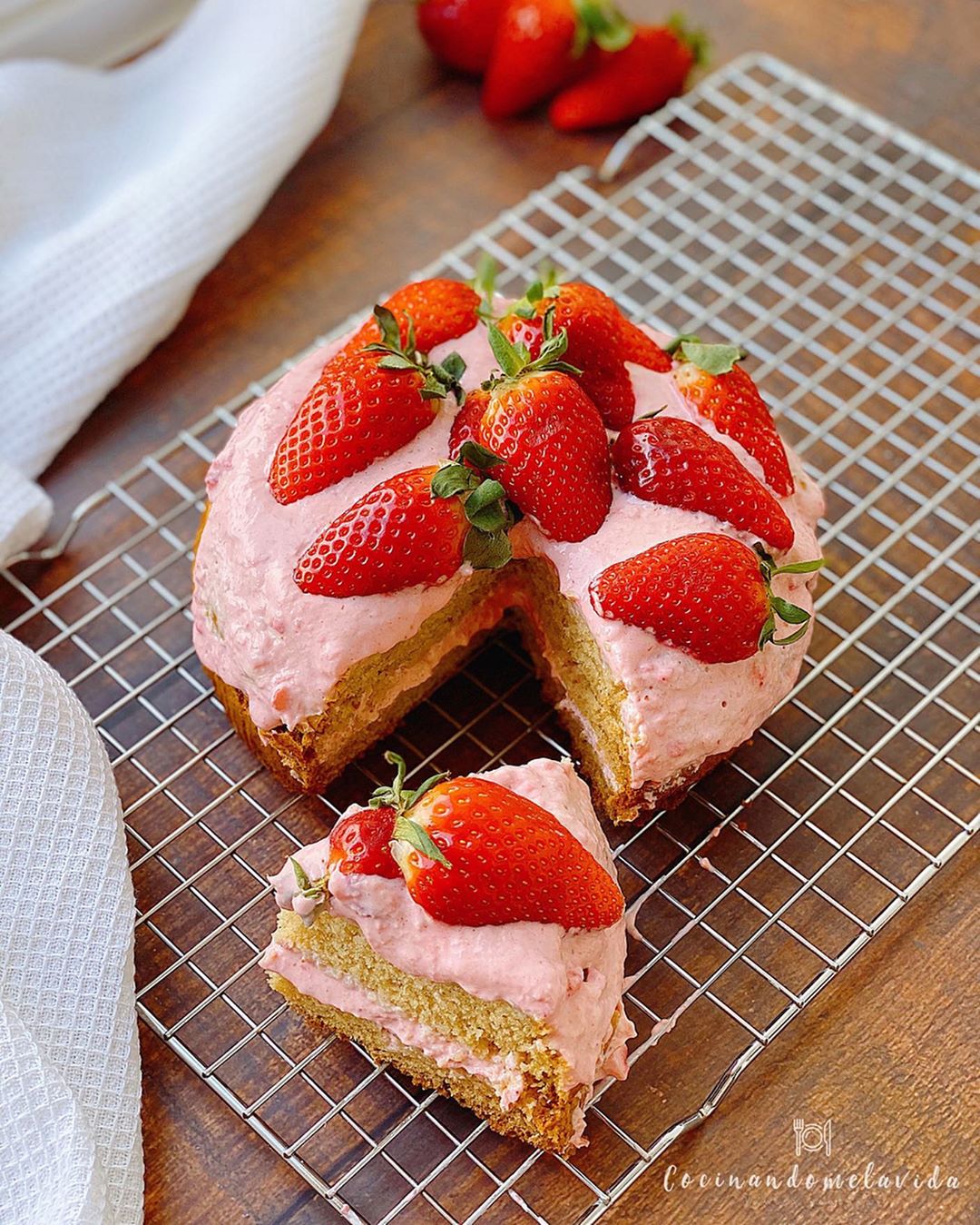 BIZCOCHO DE FRESAS Y YOGUR SIN GLUTEN Y SIN AZÚCARES AÑADIDOS