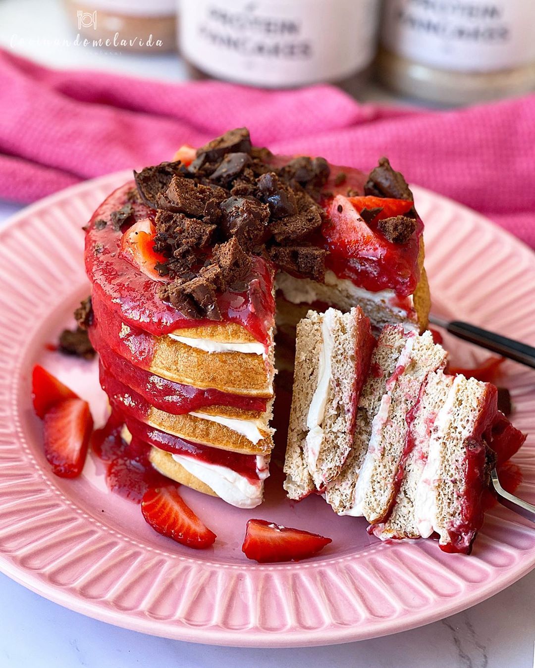 TORTITAS CON MERMELADA DE FRESA Y YOGUR