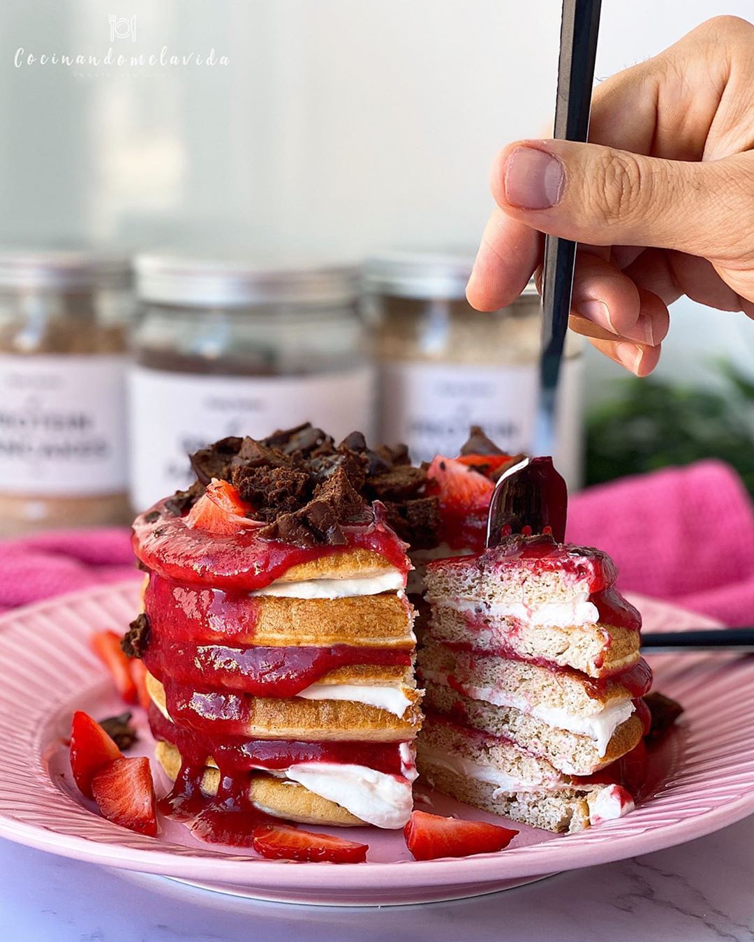 TORTITAS CON MERMELADA DE FRESA Y YOGUR