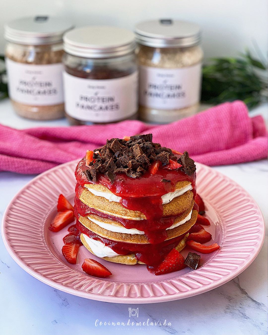 TORTITAS CON MERMELADA DE FRESA Y YOGUR