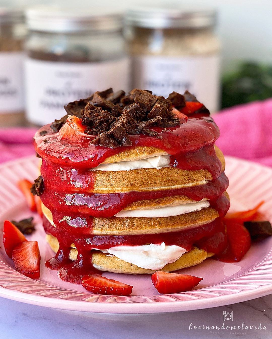 TORTITAS CON MERMELADA DE FRESA Y YOGUR
