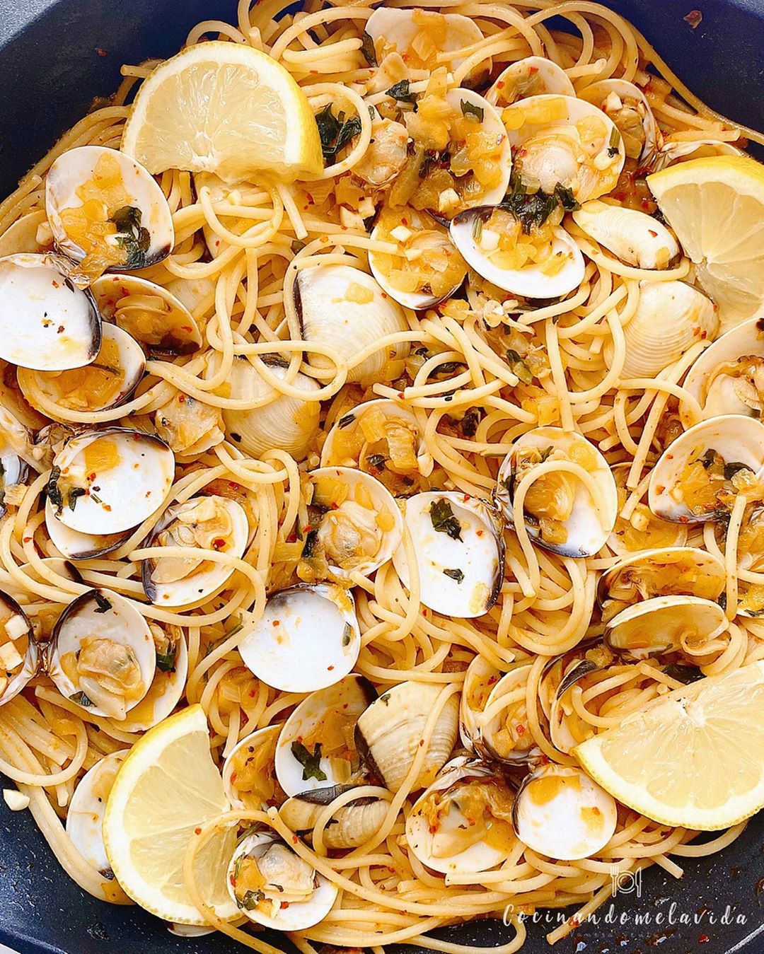 ESPAGUETIS CON AJO Y ALMEJAS