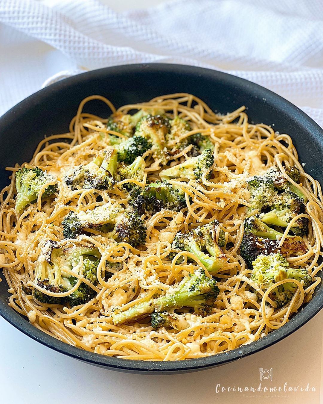 ESPAGUETIS INTEGRALES CON BRÓCOLI