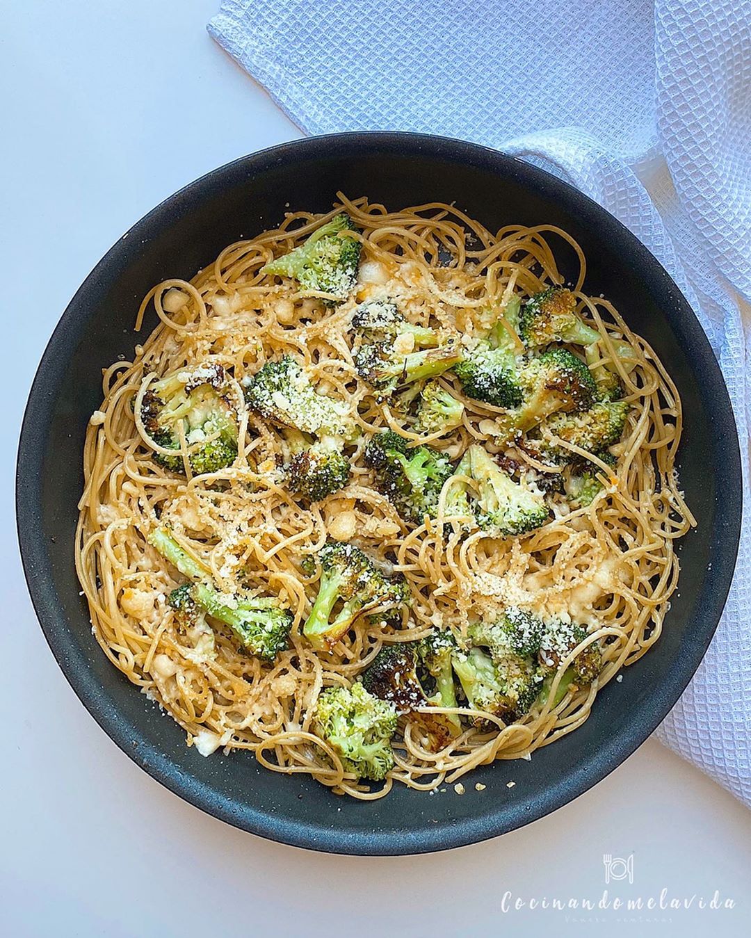 ESPAGUETIS INTEGRALES CON BRÓCOLI