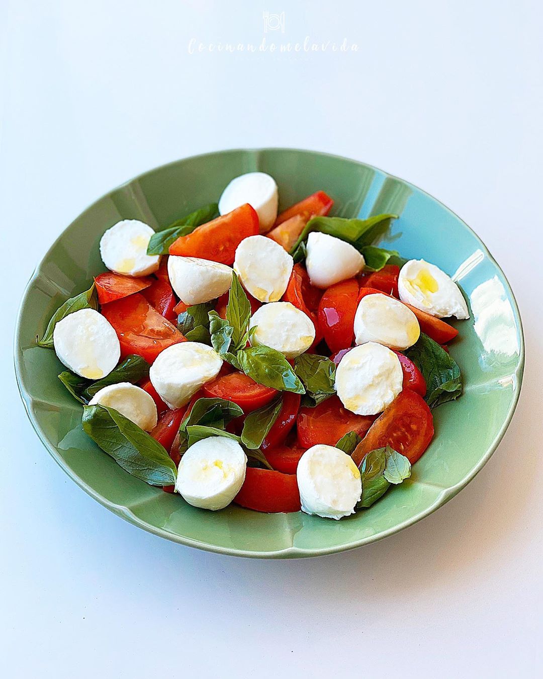 ENSALADA DE TOMATE Y ALBAHACA ENSALADA DE TOMATE Y ALBAHACA