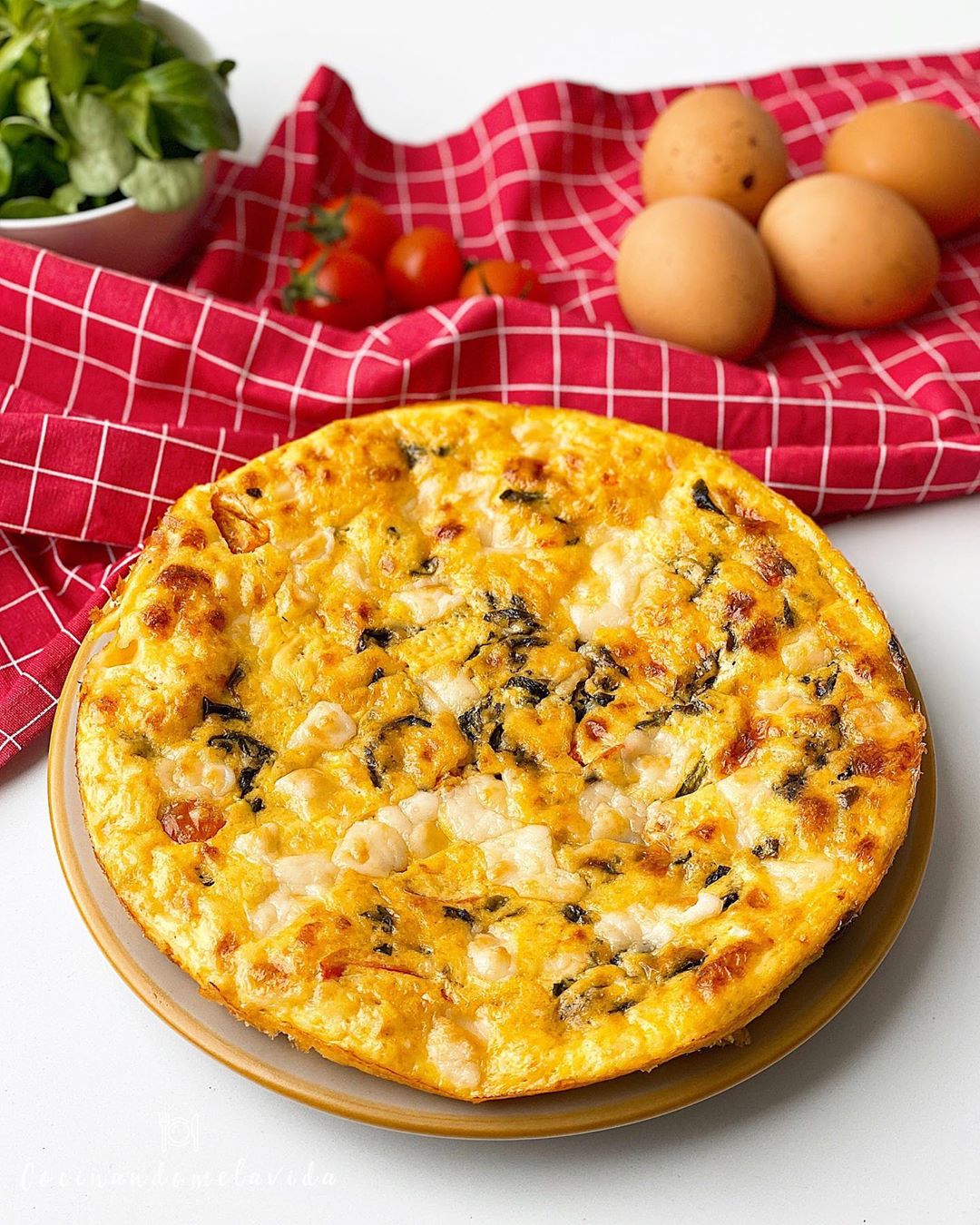 FRITTATA DE BERROS Y TOMATITOS CON QUESO DE CABRA