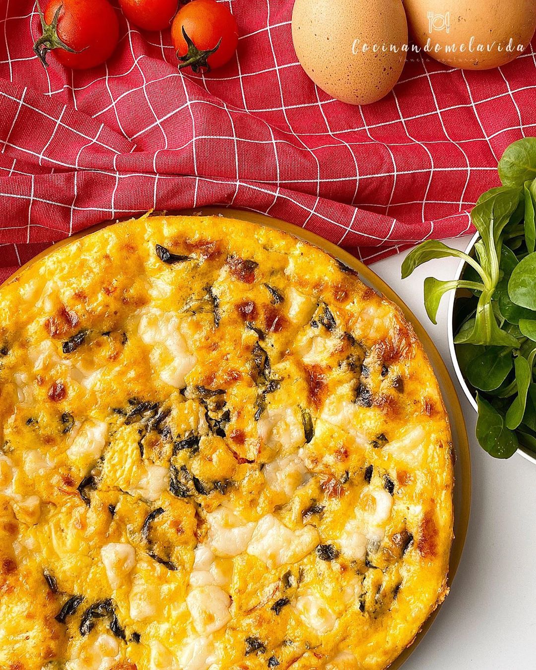 FRITTATA DE BERROS Y TOMATITOS CON QUESO DE CABRA
