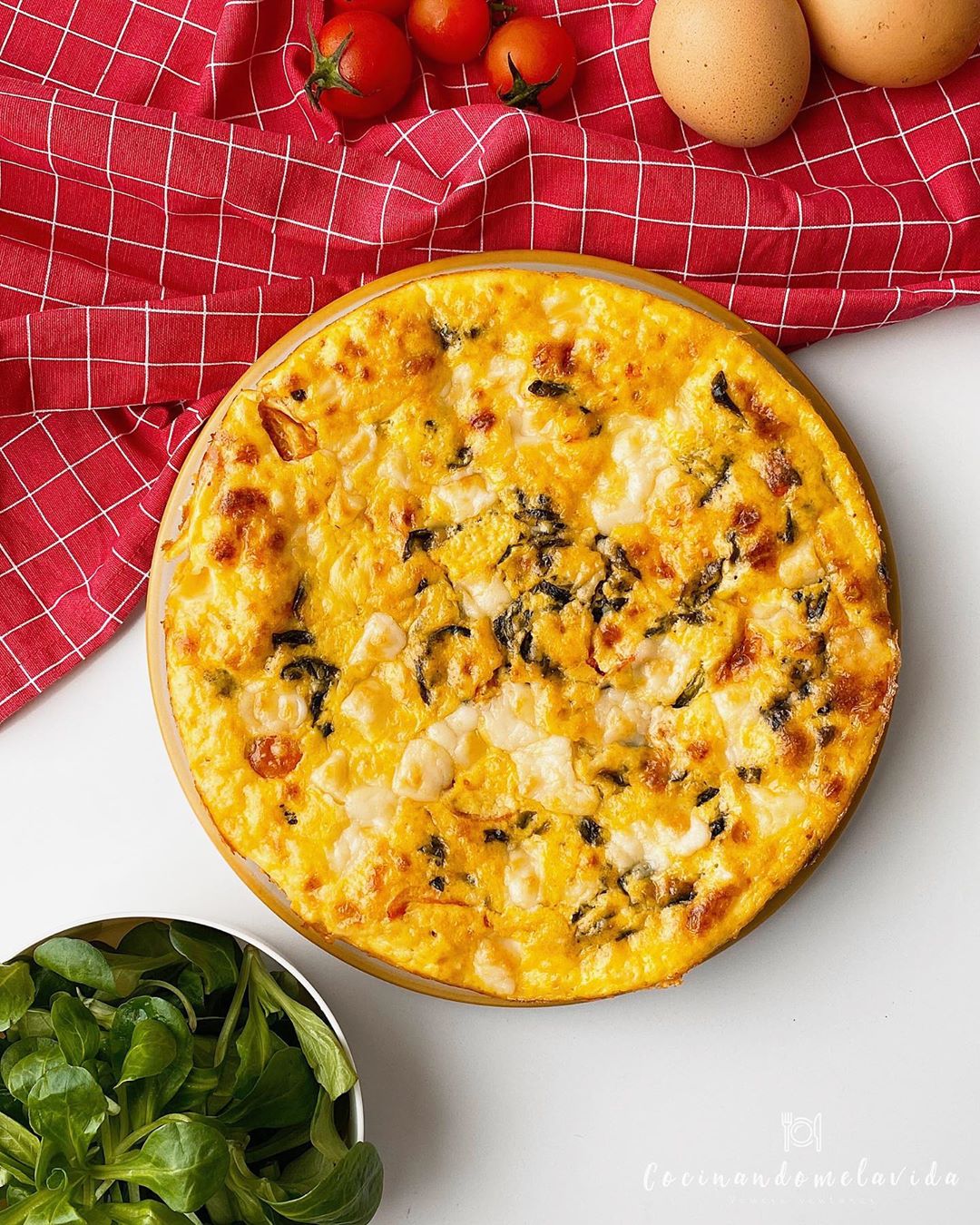 FRITTATA DE BERROS Y TOMATITOS CON QUESO DE CABRA