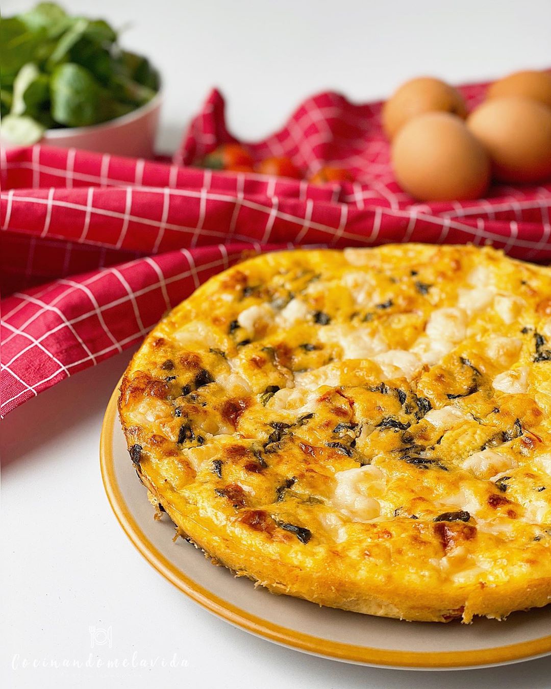 FRITTATA DE BERROS Y TOMATITOS CON QUESO DE CABRA
