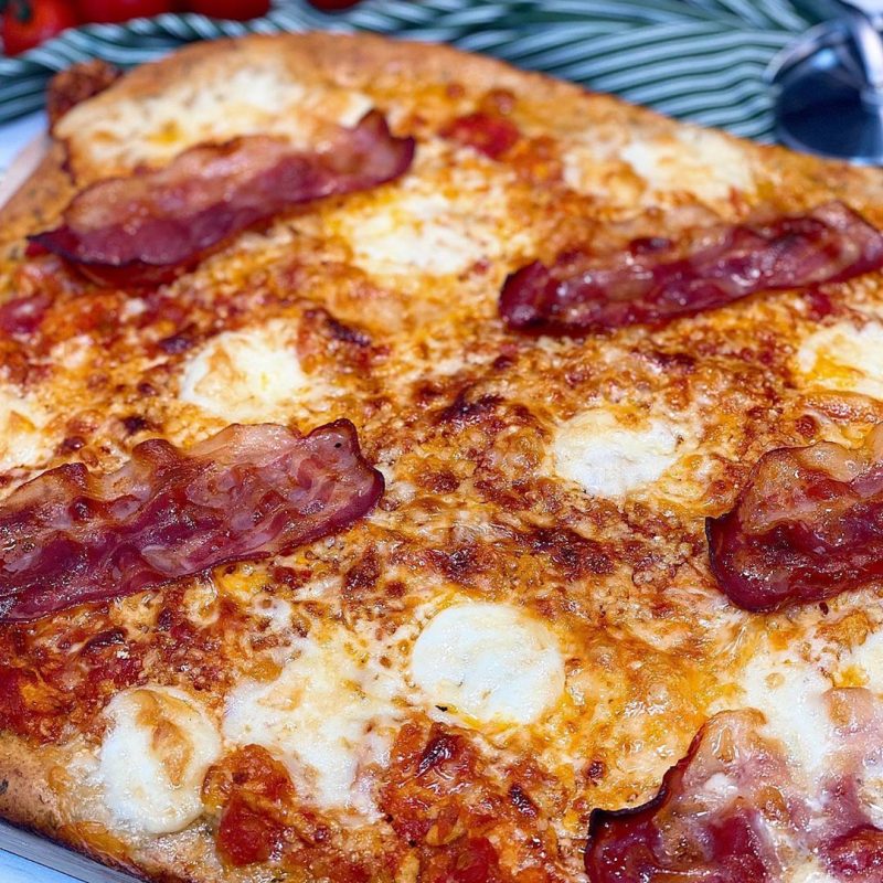 PIZZA DE ESPELTA CON BEICON Y BURRATA