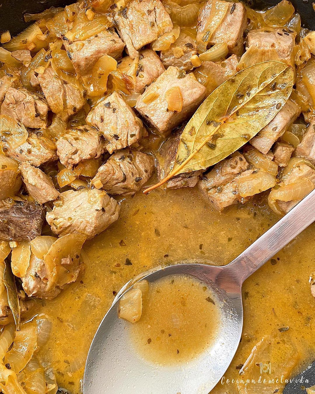 ATÚN ENCEBOLLADO