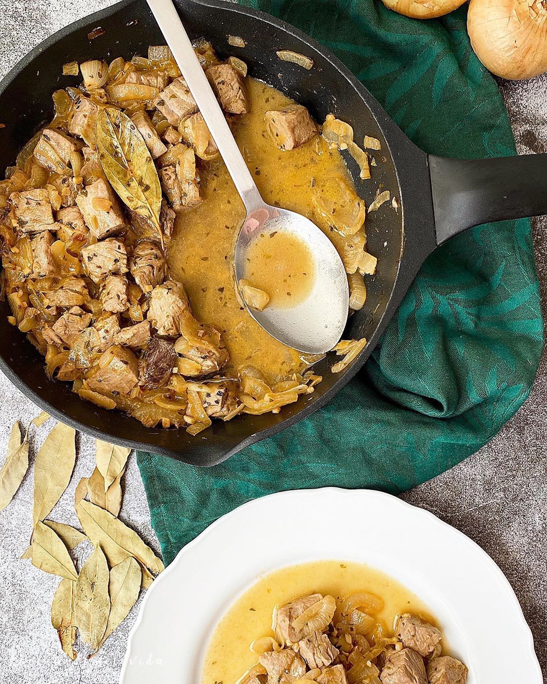 ATÚN ENCEBOLLADO