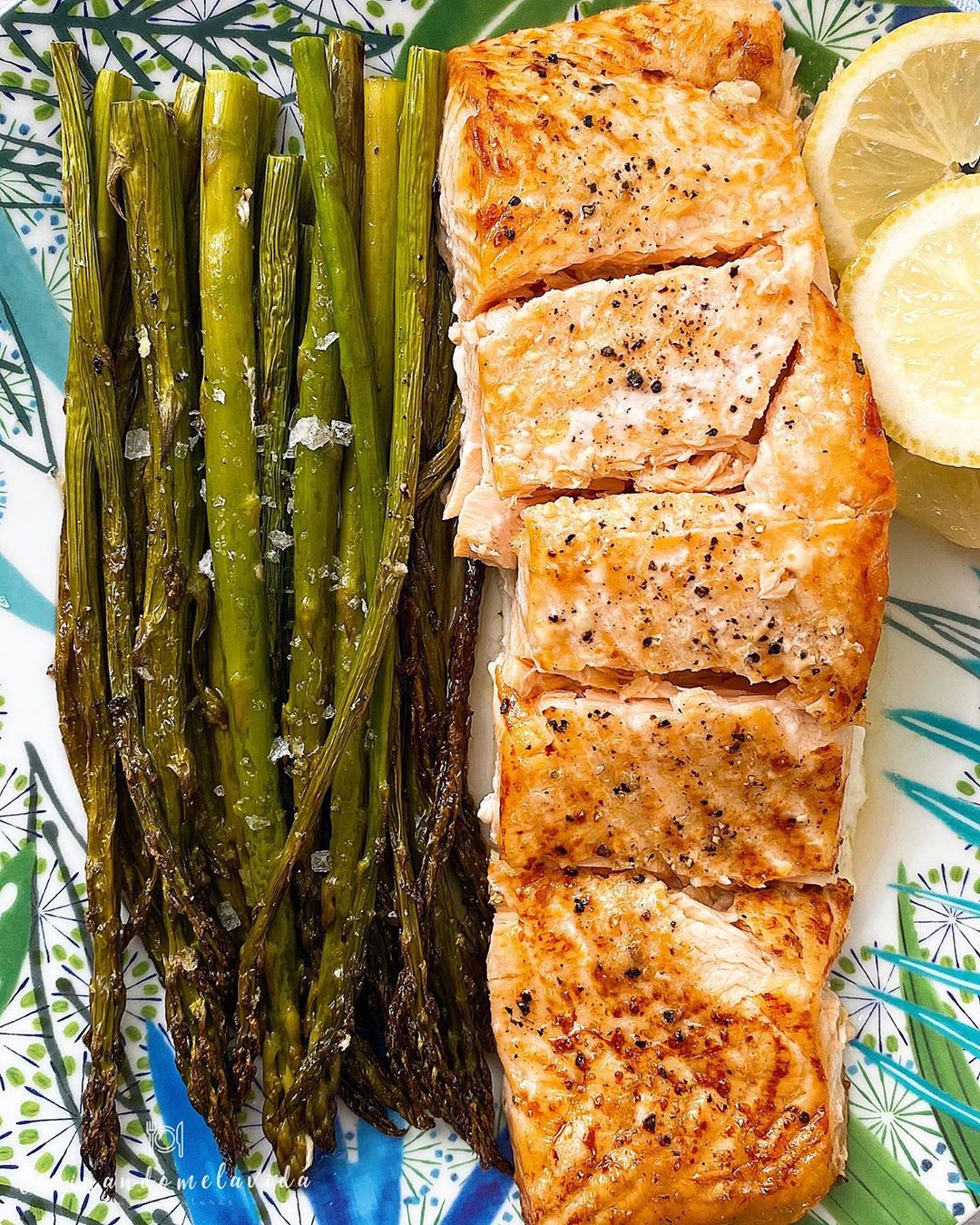 SALMÓN AL HORNO CON ESPÁRRAGOS SALMÓN AL HORNO CON ESPÁRRAGOS