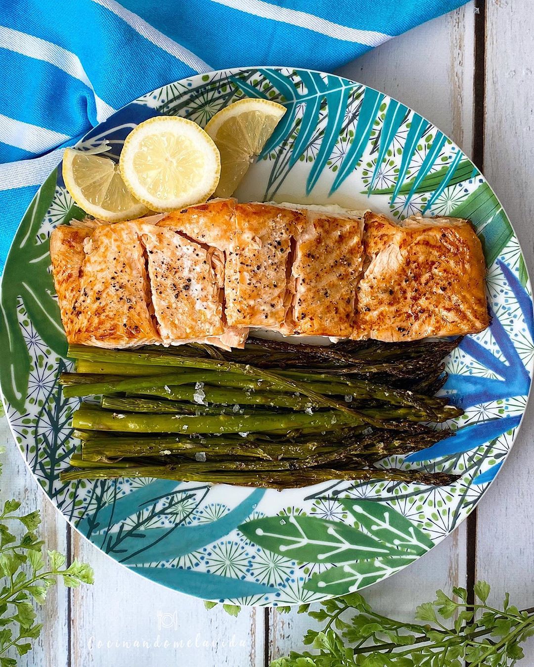 SALMÓN AL HORNO CON ESPÁRRAGOS SALMÓN AL HORNO CON ESPÁRRAGOS