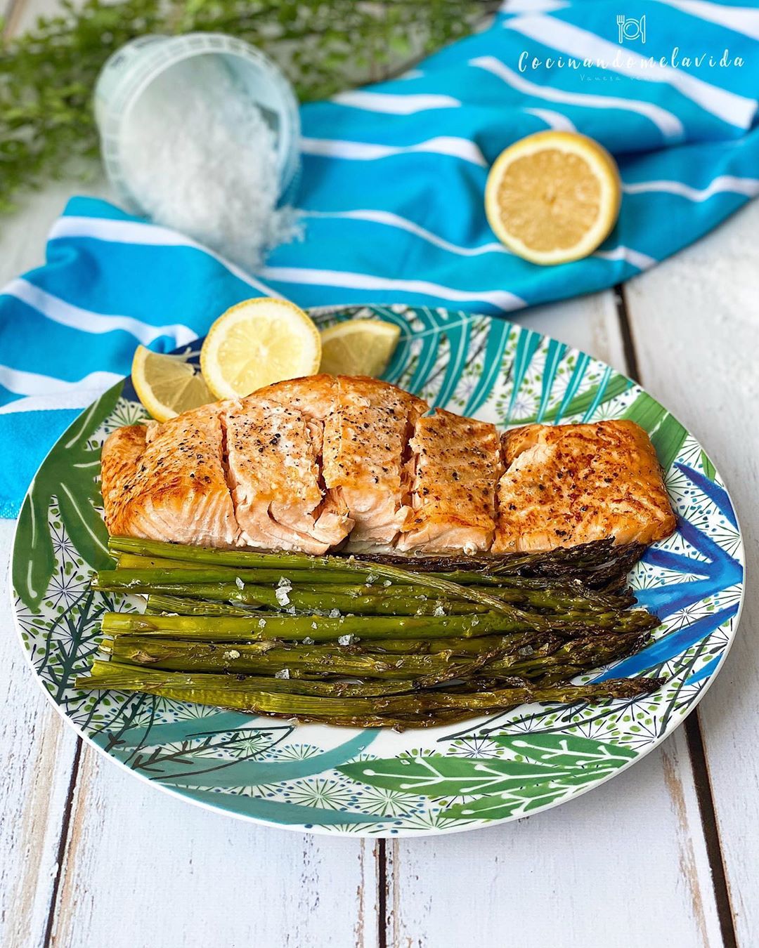 SALMÓN AL HORNO CON ESPÁRRAGOS SALMÓN AL HORNO CON ESPÁRRAGOS