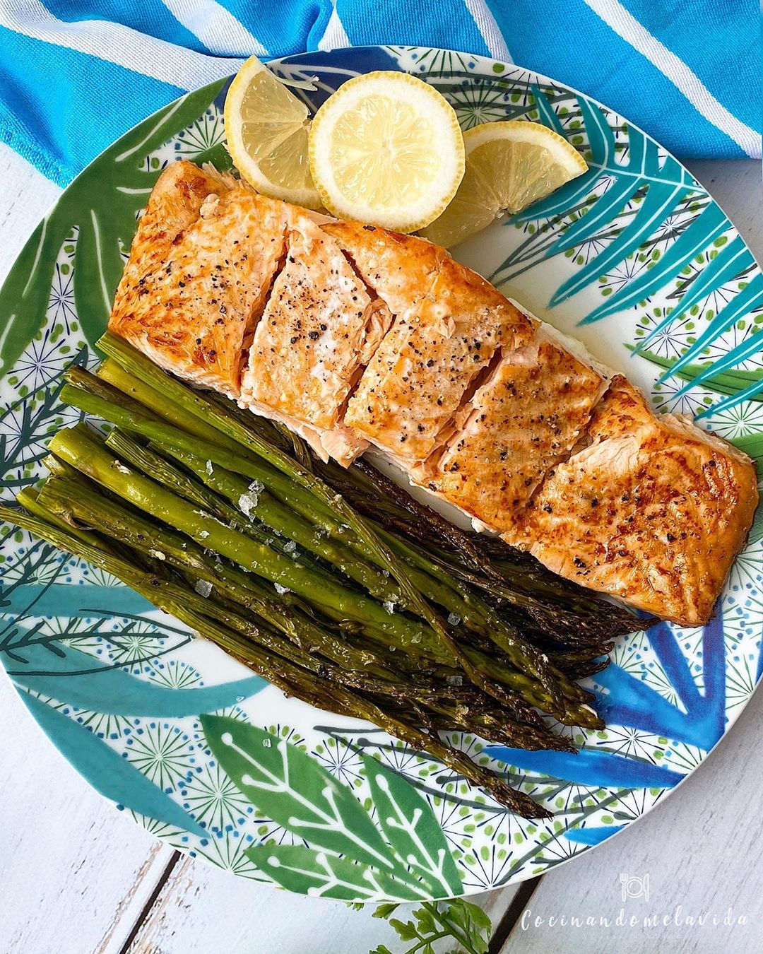 SALMÓN AL HORNO CON ESPÁRRAGOS