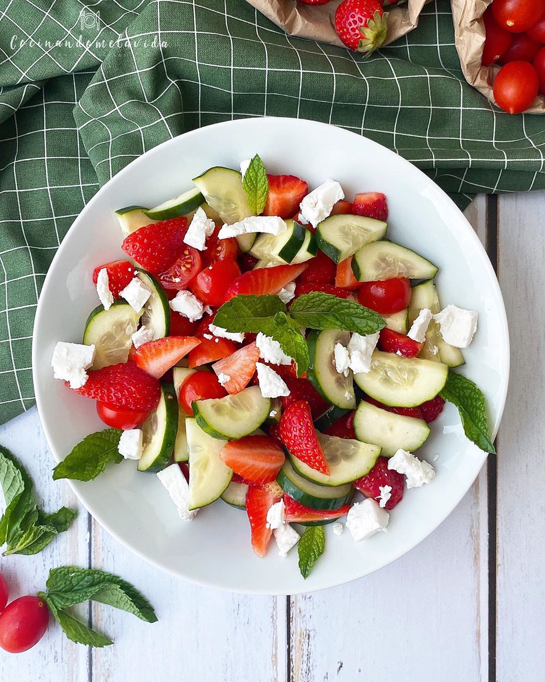 ENSALADA DE PEPINO Y FRESAS ENSALADA DE PEPINO Y FRESAS