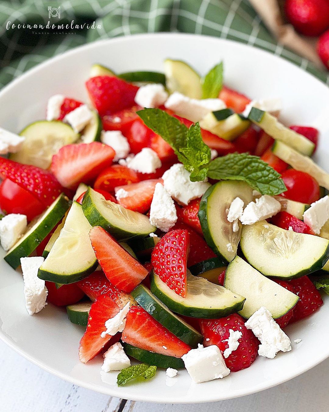 ENSALADA DE PEPINO Y FRESAS ENSALADA DE PEPINO Y FRESAS