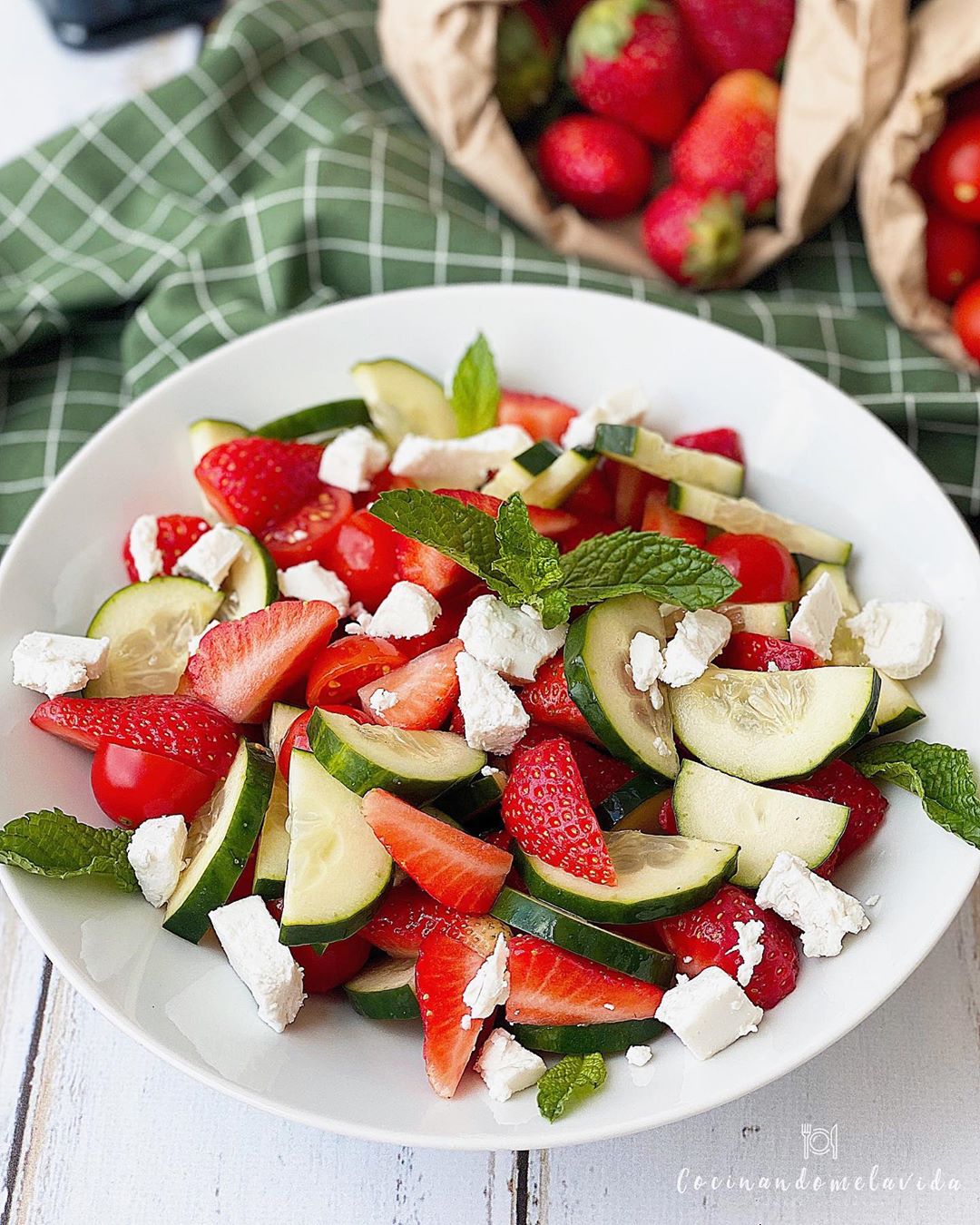 ENSALADA DE PEPINO Y FRESAS