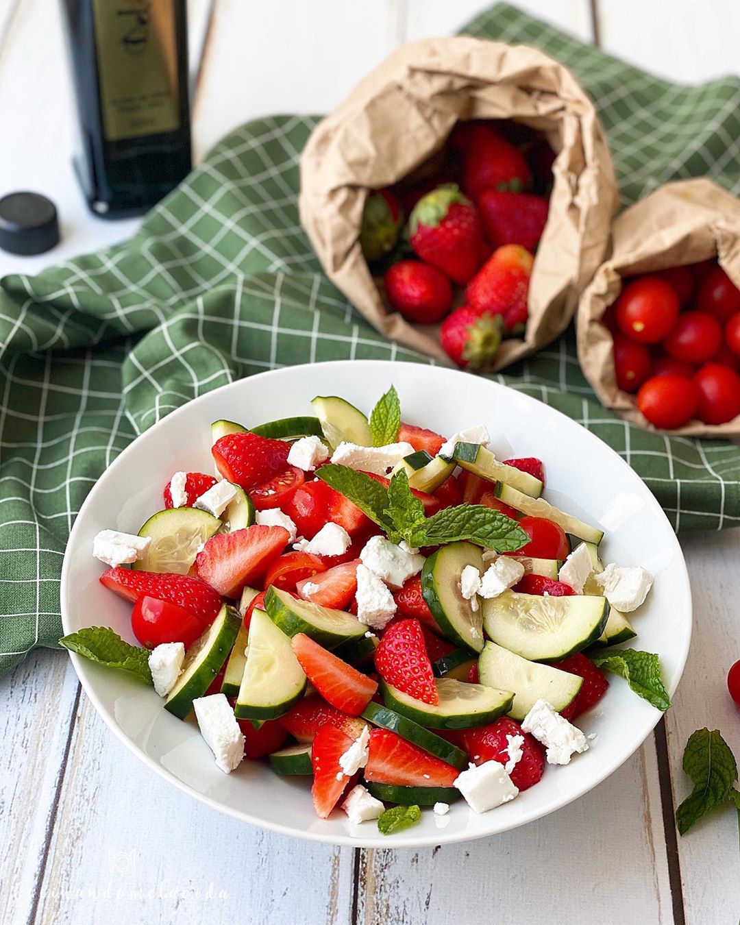 ENSALADA DE PEPINO Y FRESAS ENSALADA DE PEPINO Y FRESAS