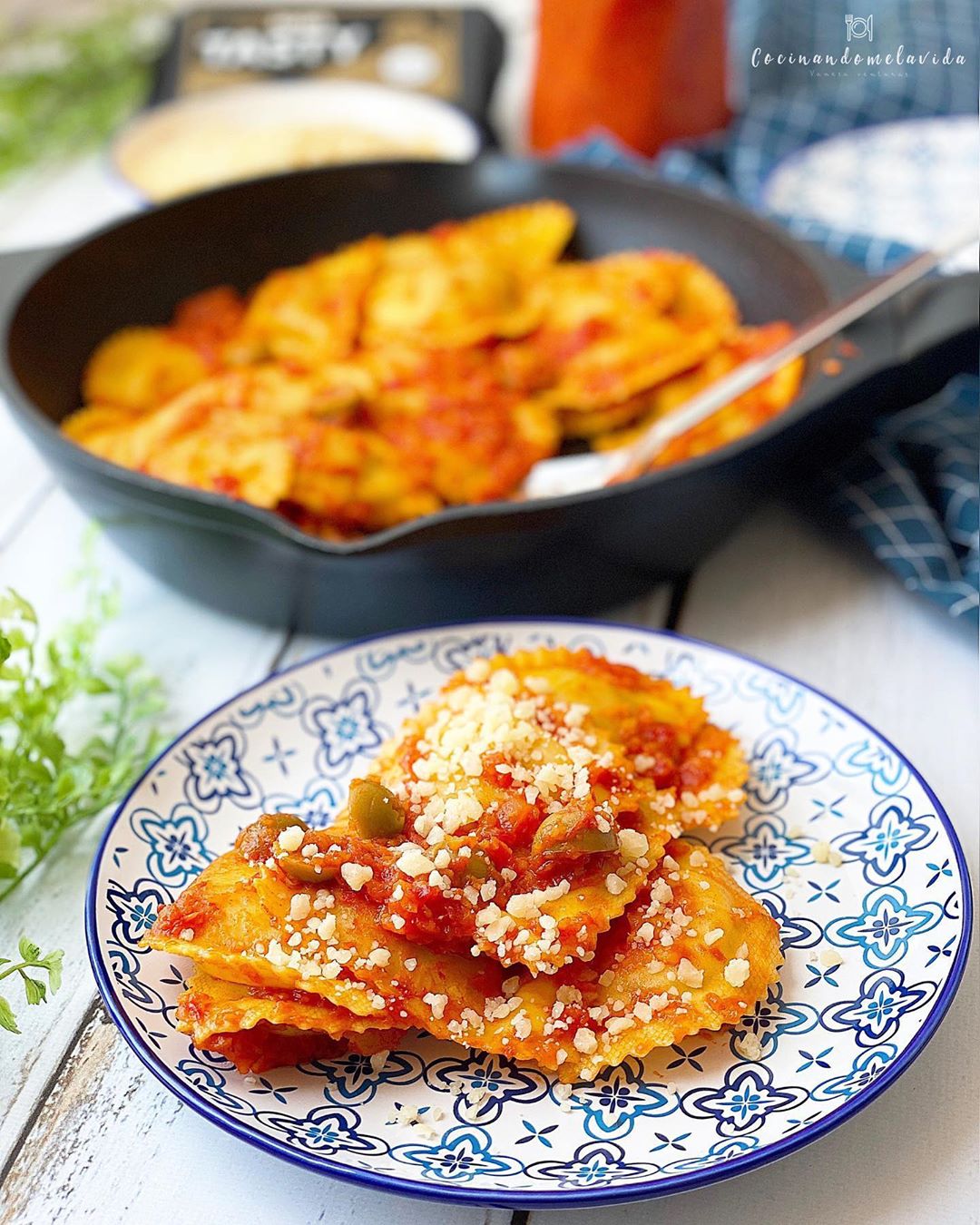 RAVIOLIS DE SETAS Y RICOTTA CON SALSA DE TOMATE CON ACEITUNAS RAVIOLIS DE SETAS Y RICOTTA CON SALSA DE TOMATE CON ACEITUNAS