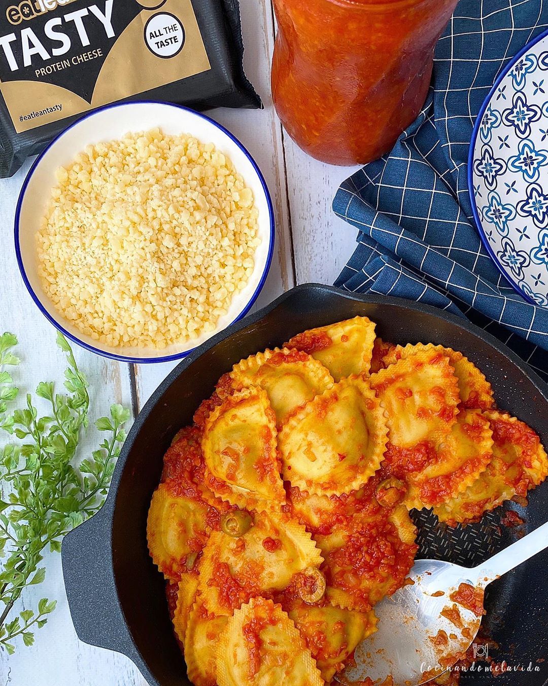 RAVIOLIS DE SETAS Y RICOTTA CON SALSA DE TOMATE CON ACEITUNAS RAVIOLIS DE SETAS Y RICOTTA CON SALSA DE TOMATE CON ACEITUNAS