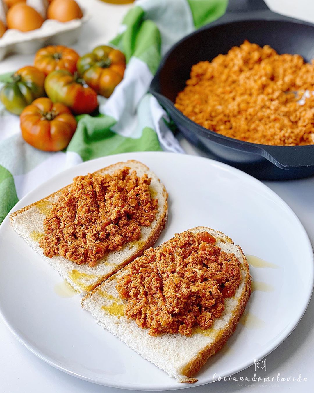 HUEVOS REVUELTOS CON TOMATE