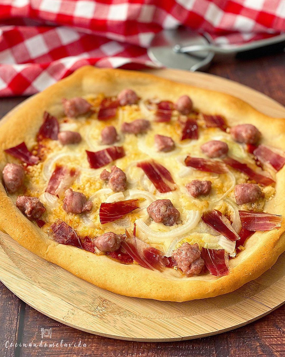 PIZZA DE JAMÓN IBÉRICO Y SALCHICHAS PIZZA DE JAMÓN IBÉRICO Y SALCHICHAS