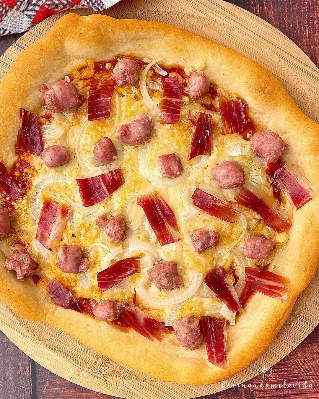 PIZZA DE JAMÓN IBÉRICO Y SALCHICHAS PIZZA DE JAMÓN IBÉRICO Y SALCHICHAS